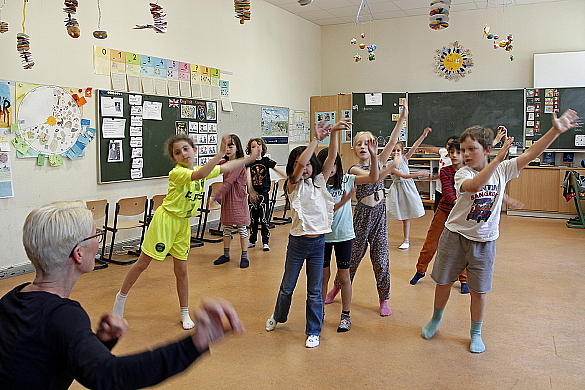 Kinder die in einer Schule tanzen