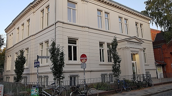 Das Verwaltungsgebäude der Schule an der Schmidtstraße